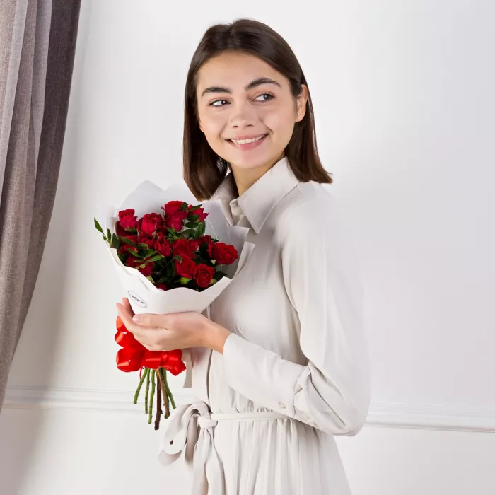 Букет из 5 красных кустовых роз