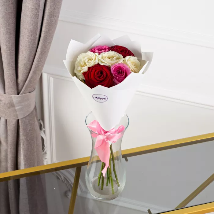 Букет из 7 разноцветных роз 50 см