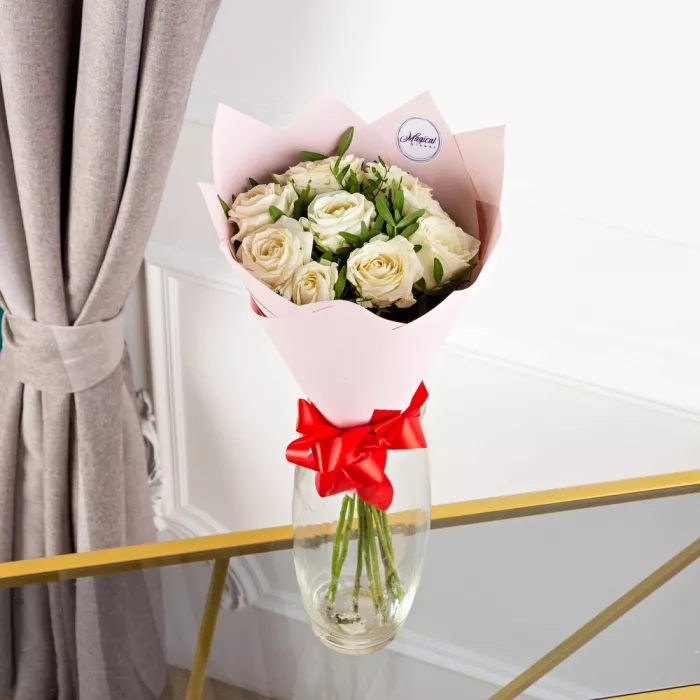 Букет из 9 белых роз 50 см