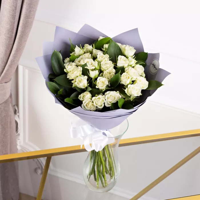 11 белых кустовых роз