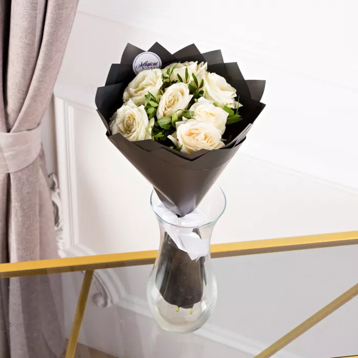 Букет из 7 белых роз 50 см с фисташкой