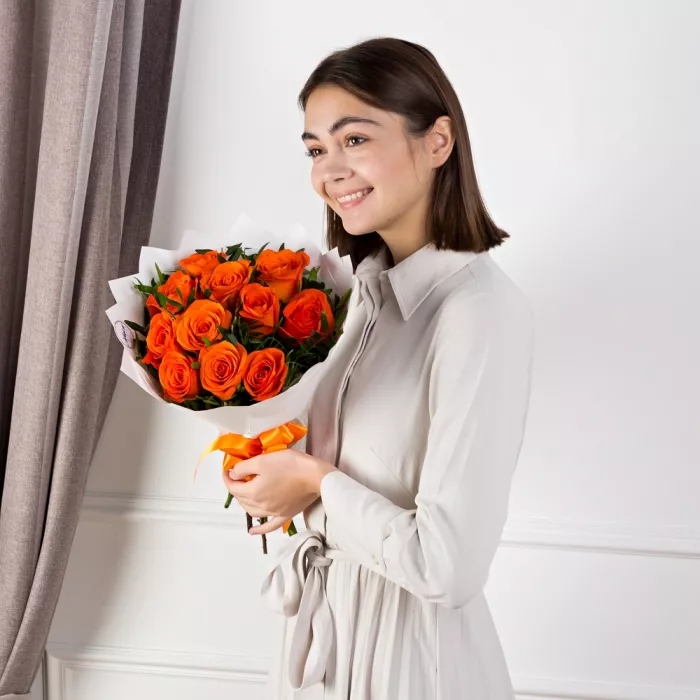 Букет из 11 оранжевых роз с зеленью