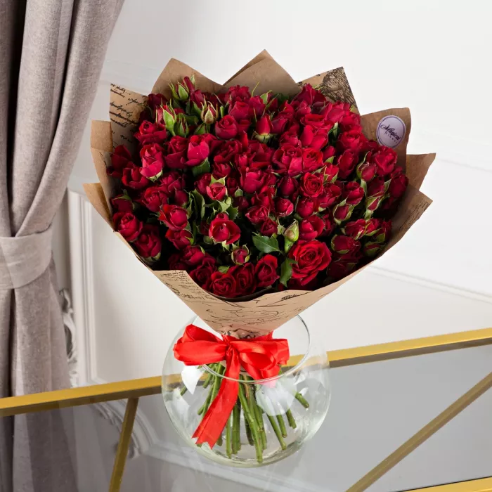 35 красных кустовых роз