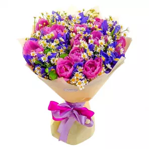 Букет из ирисов и тюльпанов