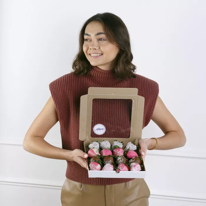 Вкусная клубника в коробке 16шт