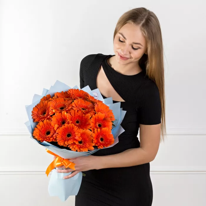 15 оранжевых гербер