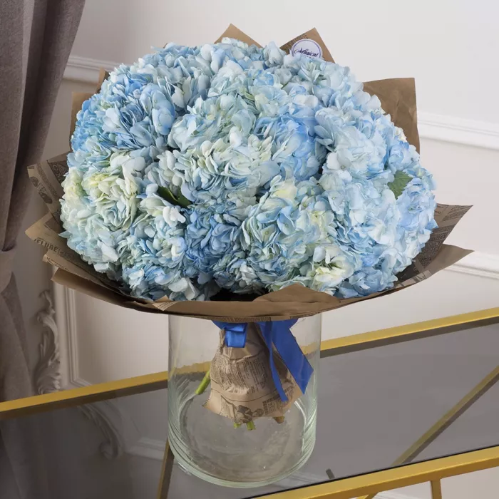 Букет из 15 голубых гортензий в крафте