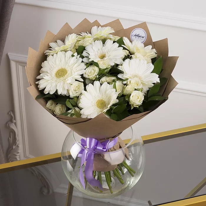 Букет из гербер и роз в крафте