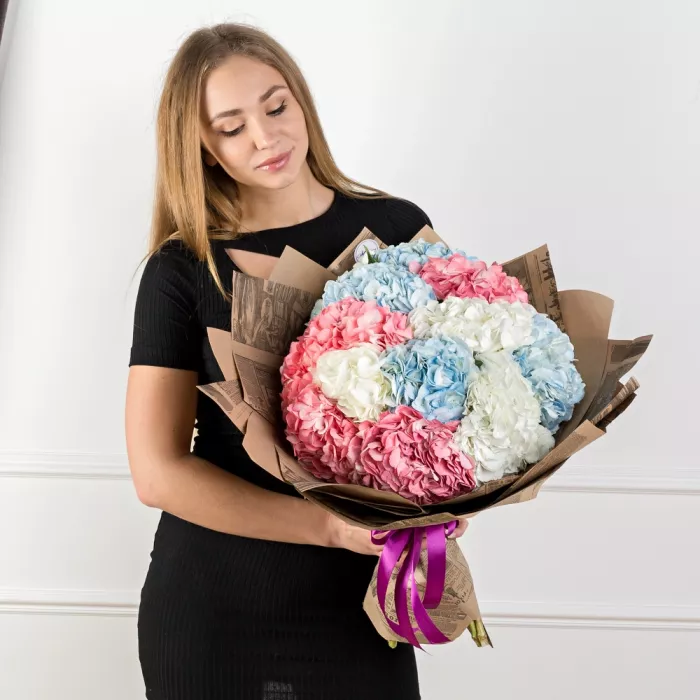 Букет из 15 разноцветных гортензий