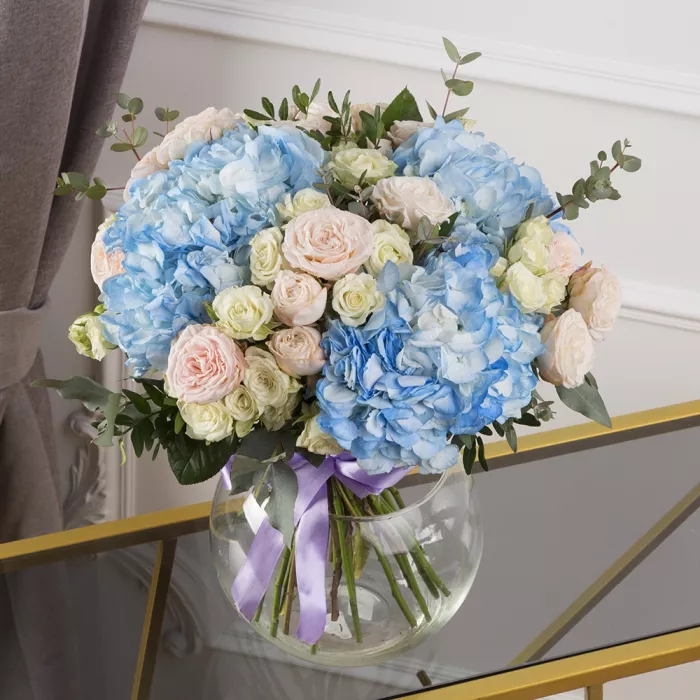 Букет из гортензий и роз