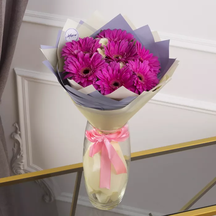 Букет из гербер и кустовых роз - коробка макарун в подарок!