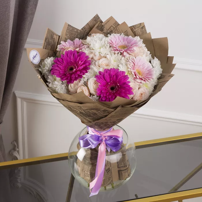 Букет из хризантем, роз и гербер