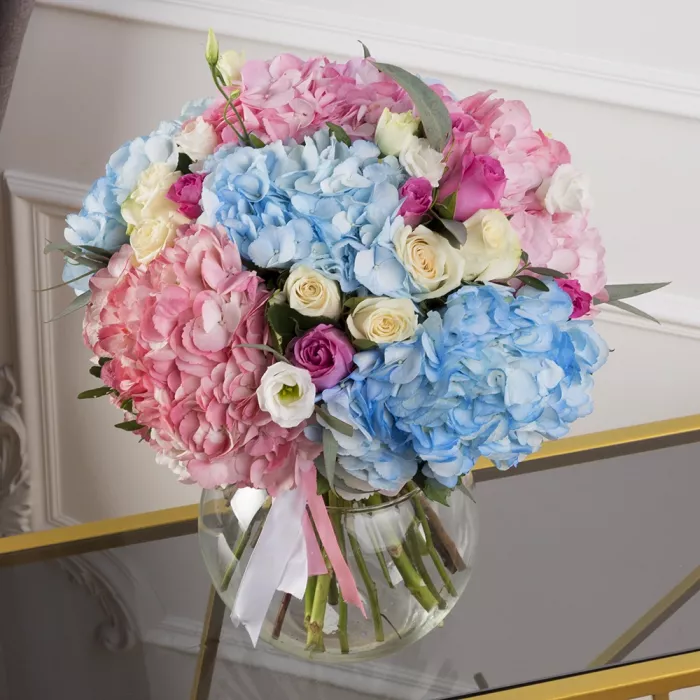 Букет из роз, гортензий и эустом