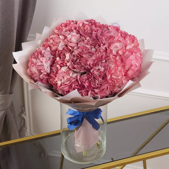 Букет из 11 розовых гортензий