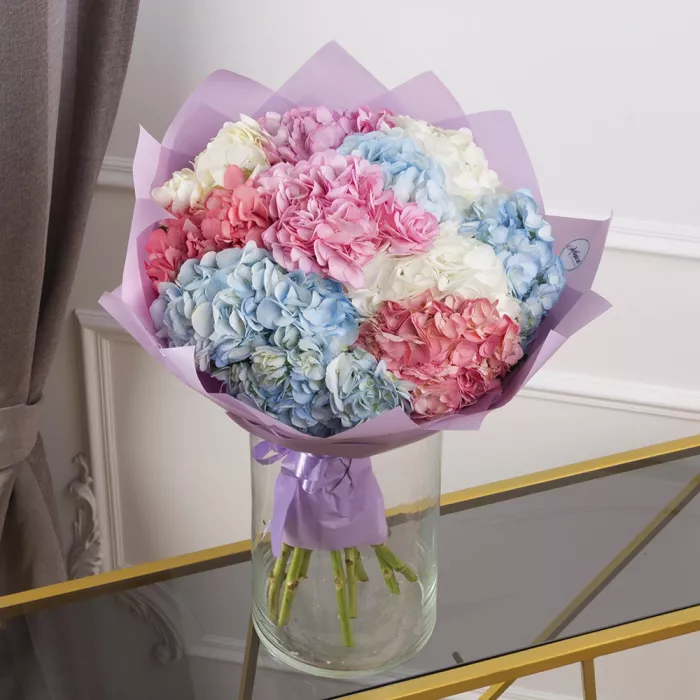 Букет из 11 разноцветных гортензий