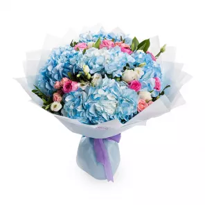 Букет из гортензий, роз и тюльпанов