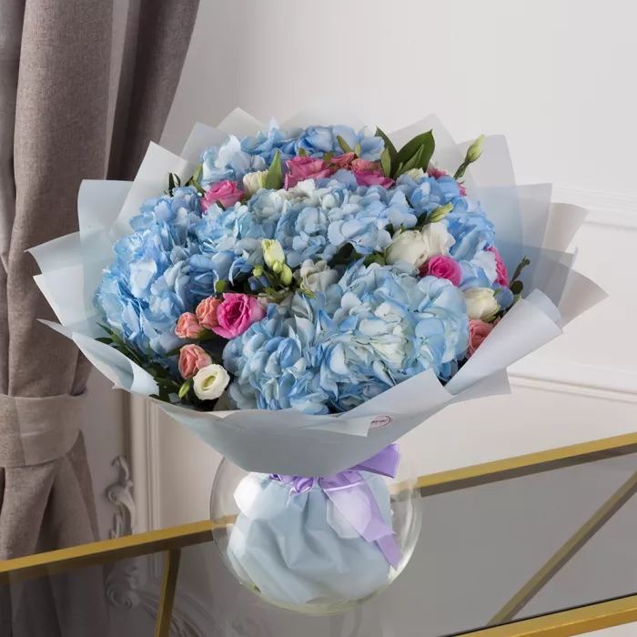 Букет из гортензий, роз и тюльпанов