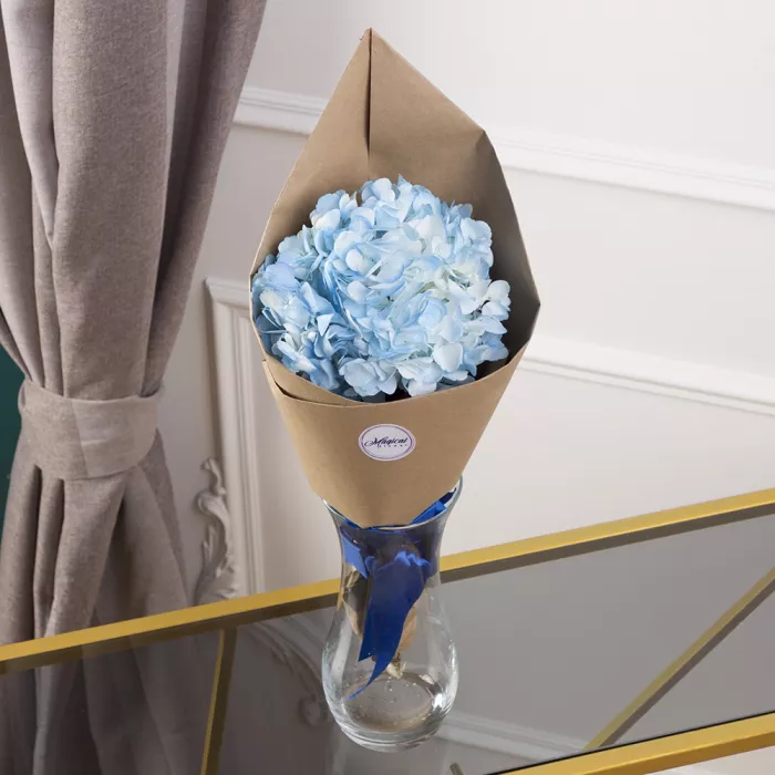 Букет из 1 голубой гортензии в крафте