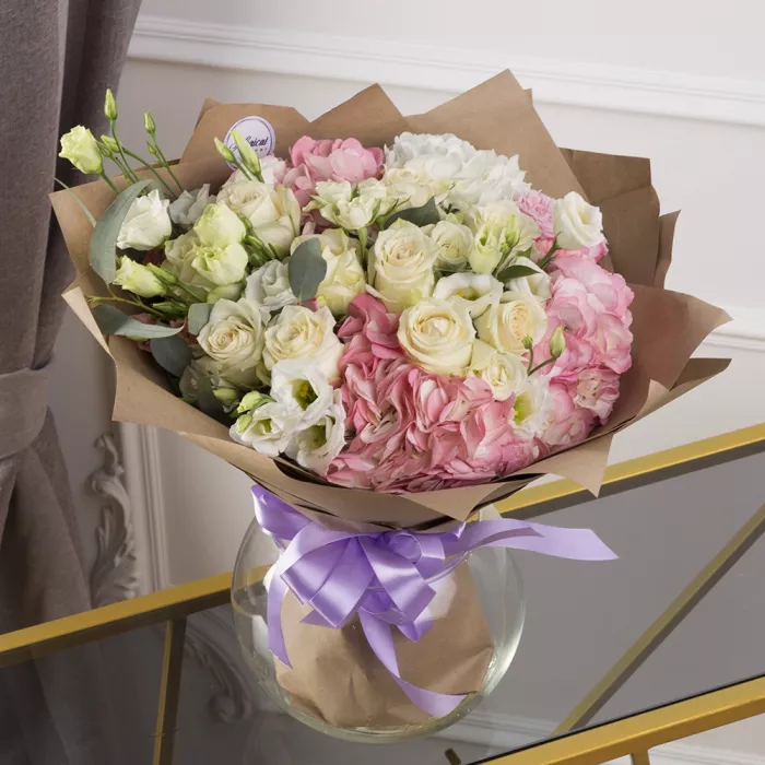 Букет из роз, гвоздик, гортензий и эустом