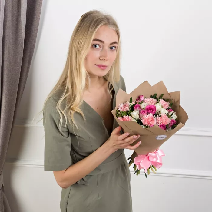 Букет из тюльпанов, роз и гвоздик