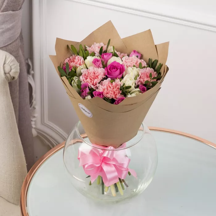 Букет из тюльпанов, роз и гвоздик