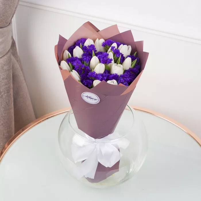 15 белых тюльпанов со статицей