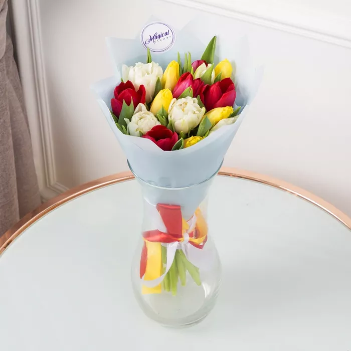 15 разноцветных тюльпанов