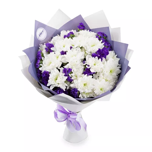 Бело-голубой букет цветов из роз, хризантем и фисташки