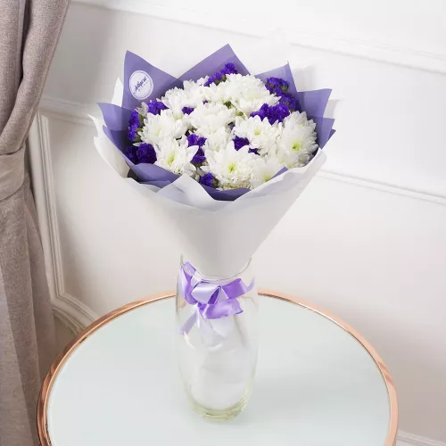 Бело-голубой букет цветов из роз, хризантем и фисташки