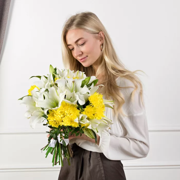 Букет из лилий и хризантем