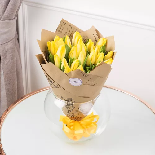 Желтый букет цветов из 25 тюльпанов в крафте