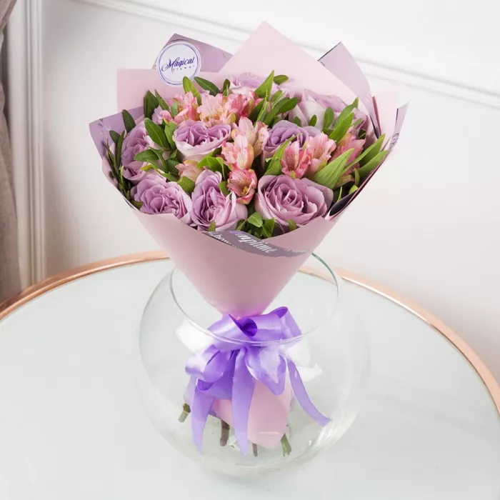 Букет из роз и альстромерий