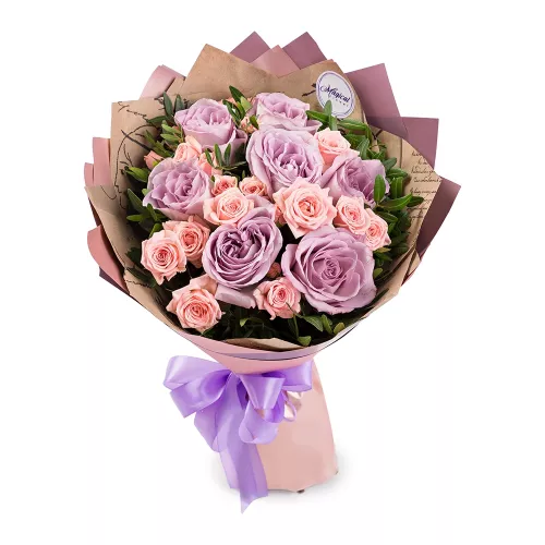 Букет в фиолетовых тонах из кенийских и кустовых роз