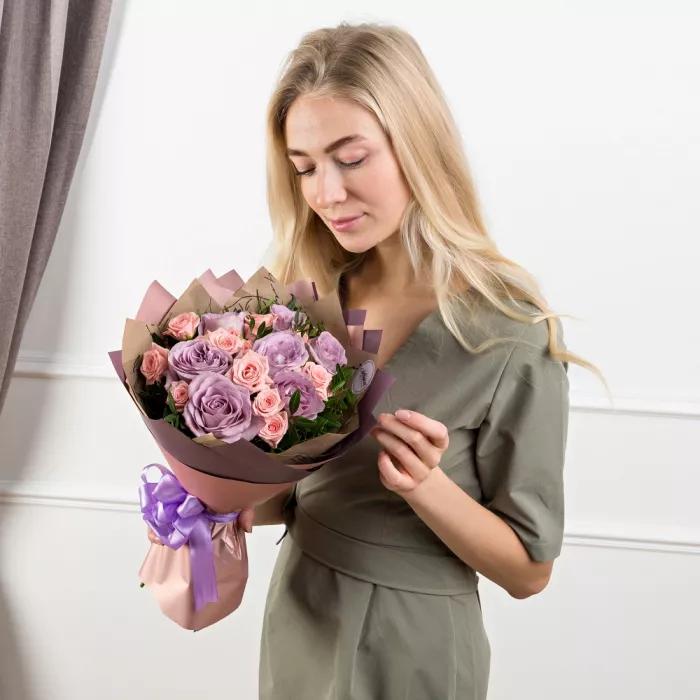 Букет из кенийских и кустовых роз