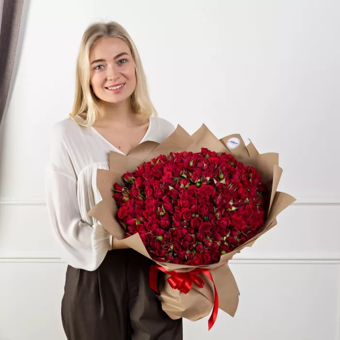 Букет 101 красная кустовая роза