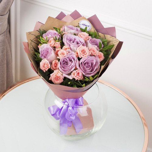 Букет в фиолетовых тонах из кенийских и кустовых роз