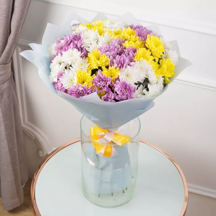 Букет из 15 разноцветных хризантем