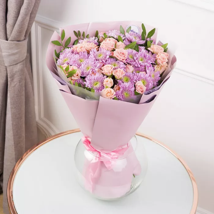 Букет из хризантем и кустовых роз