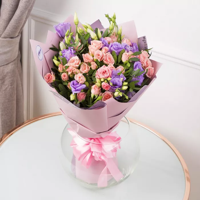 Букет из эустом и кустовых роз