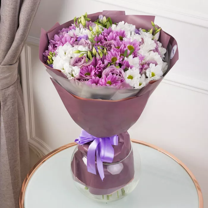 Букет из кустовых роз, альстромерий и хризантем