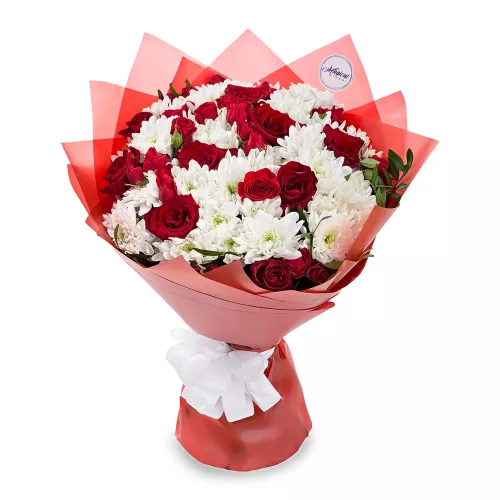 Красно-белый букет из роз и хризантем