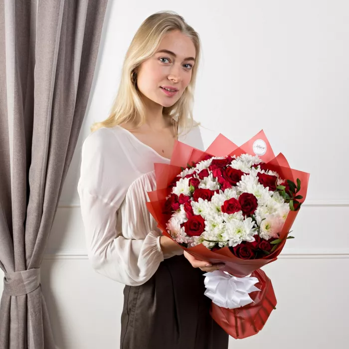 Букет из роз и хризантем