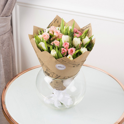 Букет из тюльпанов и кустовых роз