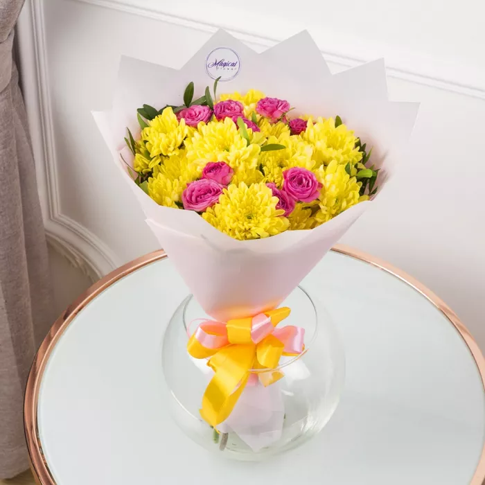 Букет из роз и хризантем в пленке