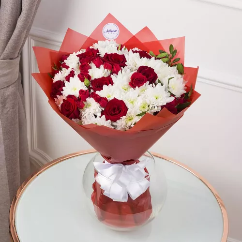 Красно-белый букет из роз и хризантем