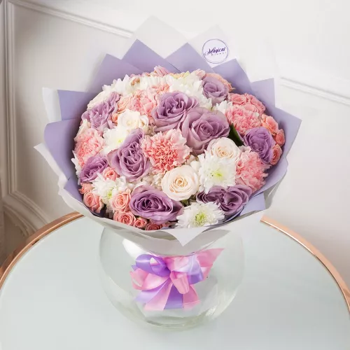 Букет цветов на свадьбу из роз, гвоздик и хризантем