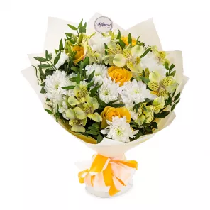 Букет из роз, хризантем и альстромерий в пленке