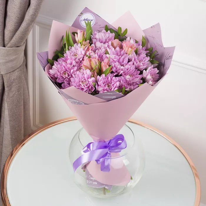 Букет из 7 хризантем с зеленью