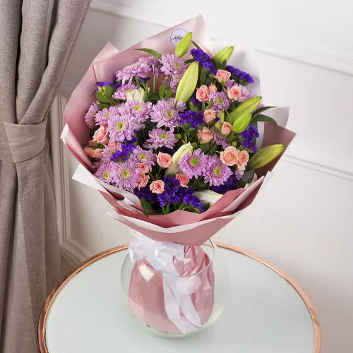 Маленький букет из лилий, хризантем, фисташек и роз