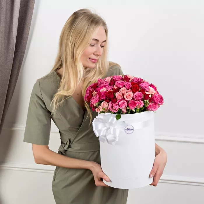 35 кустовых роз в шляпной коробке